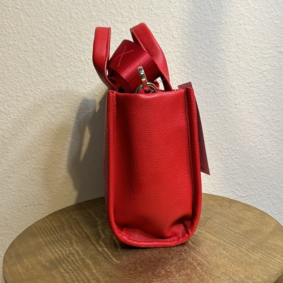 BETSEY JOHNSON XOHARLYS NWT Small lip/kiss tote/crossbody bag-red NWT - Picture 3 of 10